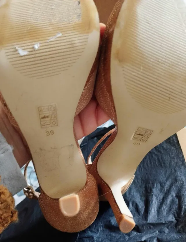 Sandalias Guess Beige y Dorado