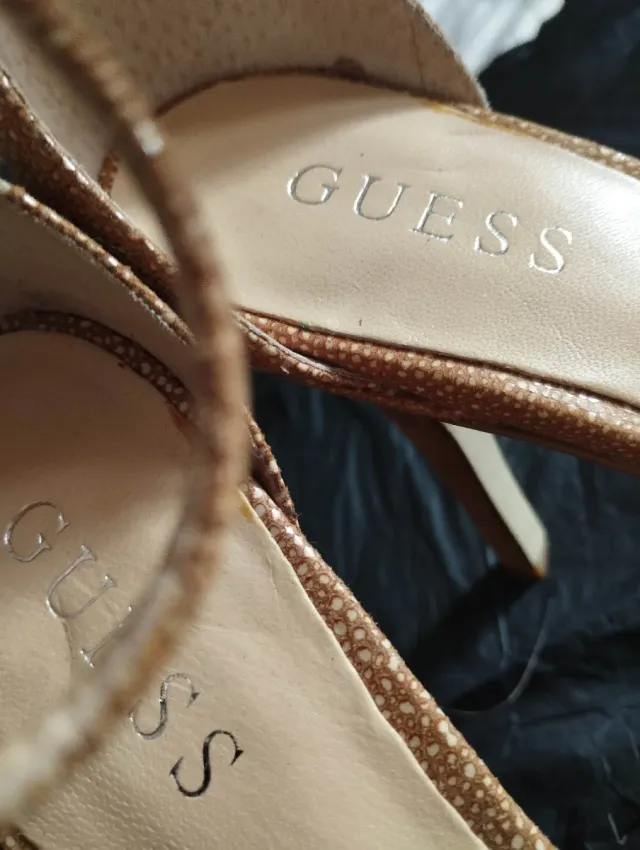 Sandalias Guess Beige y Dorado