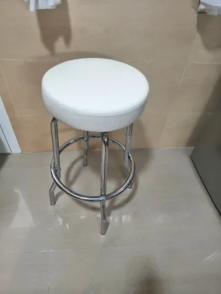 Taburete alto blanco y plateado