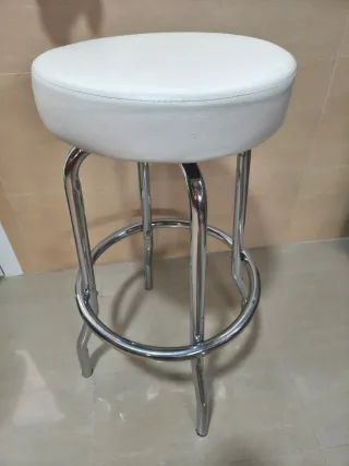 Taburete alto blanco y plateado