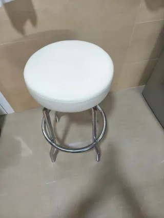 Taburete alto blanco y plateado