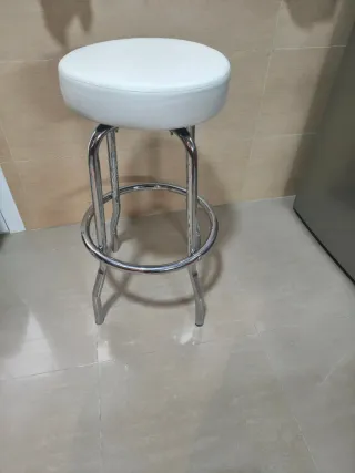 Taburete alto blanco y plateado