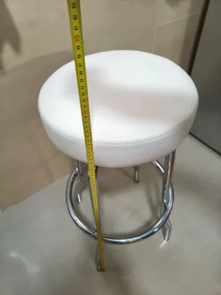 Taburete alto blanco y plateado