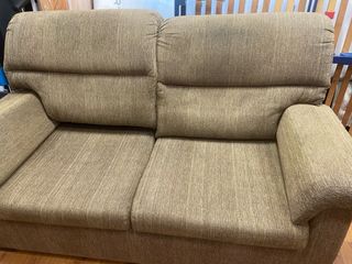 Sofá de tela beige y marrón
