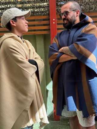 Poncho artesanal tejido a mano