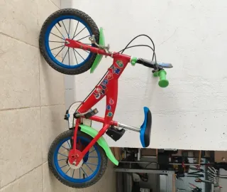 Bicicleta infantil roja y azul