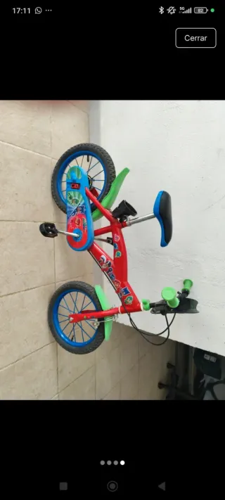 Bicicleta infantil roja y azul
