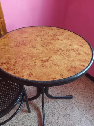 Mesa redonda y silla con rejilla metalica