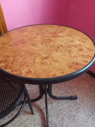 Mesa redonda y silla con rejilla metalica