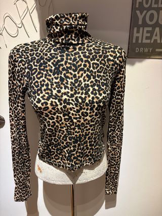 Camiseta Zara Cuello Alto Leopardo. Nueva