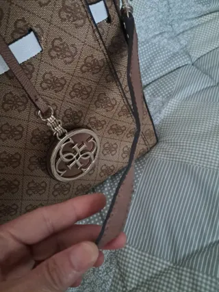 Borsa Guess marrone con logo dorato