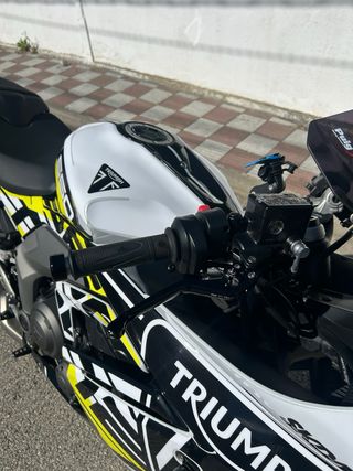 Triumph Daytona 660 2025 Blanca y Amarilla