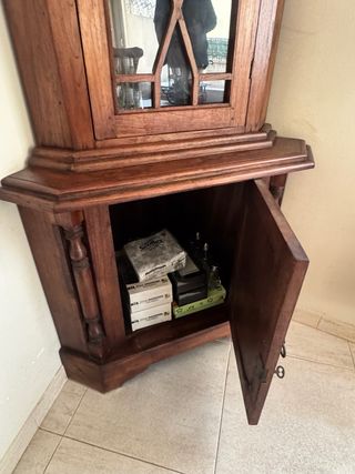 Vitrina esquinera de madera maciza estilo colonial