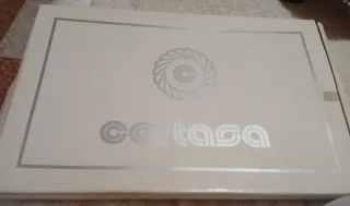 Bandeja decorativa plateada con asas