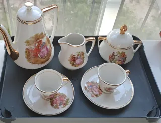 Juego de café de porcelana con detalles dorados