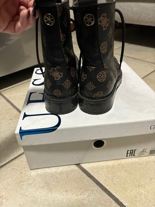 Stivaletti Guess neri e marroni