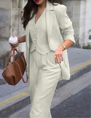 Conjunto de fato riscas bege