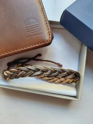 Cartera, cinturón y pulsera de regalo