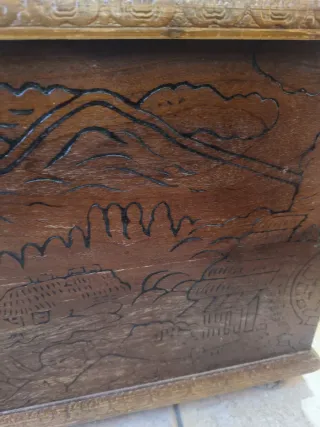 Baúl de madera tallado con herrajes