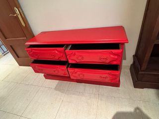 Cómoda vintage de madera maciza restaurada en rojo