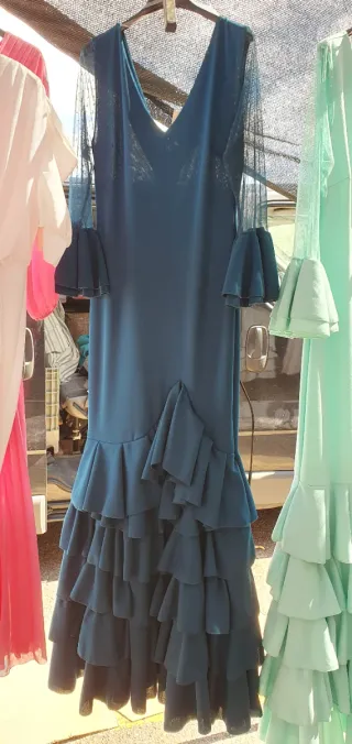 Traje de flamenca azul con volantes