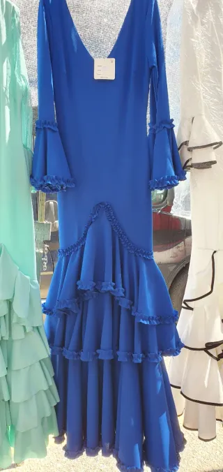 Traje de flamenca azul con volantes