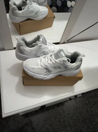 Zapatillas New Balance Blancas y Grises
