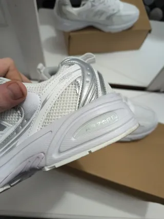 Zapatillas New Balance Blancas y Grises