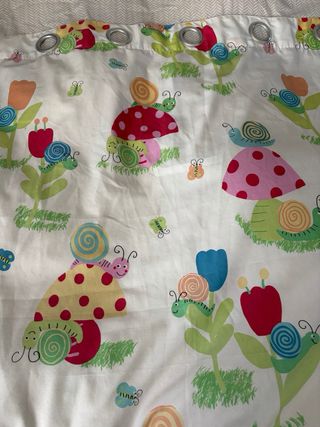 Cortina infantil con caracoles y setas