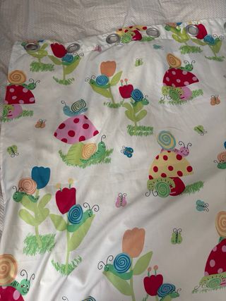 Cortina infantil con caracoles y setas