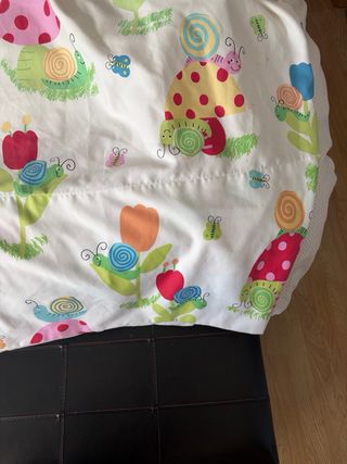 Cortina infantil con caracoles y setas