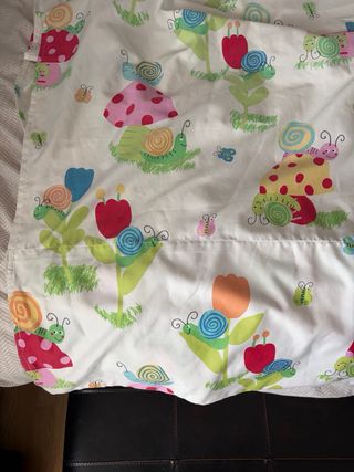 Cortina infantil con caracoles y setas