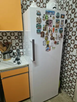 Nevera Beko blanca casi nueva ubicada en Barcelona