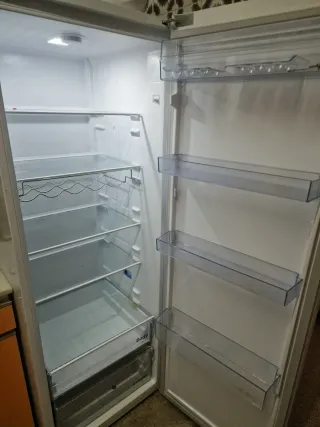 Nevera Beko blanca casi nueva ubicada en Barcelona