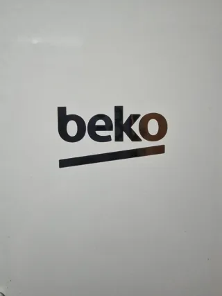 Nevera Beko blanca casi nueva ubicada en Barcelona