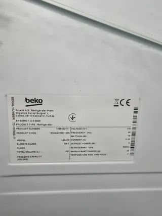 Nevera Beko blanca casi nueva ubicada en Barcelona