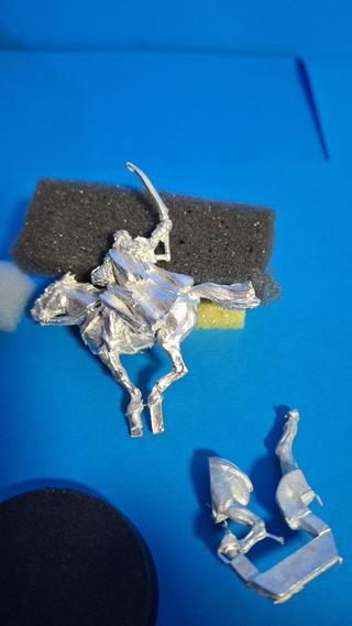 Elladan con armadura a pie y caballo Warhammer