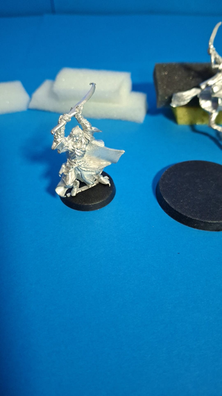 Elladan con armadura a pie y caballo Warhammer