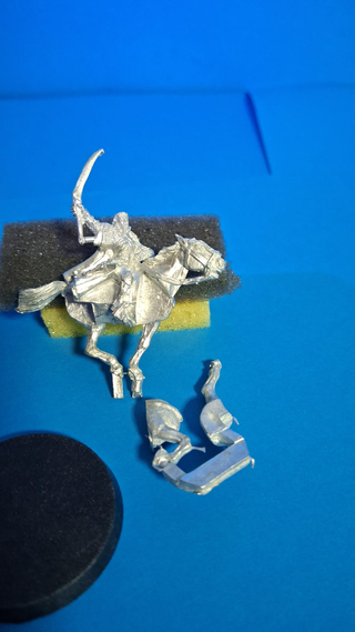 Elladan con armadura a pie y caballo Warhammer