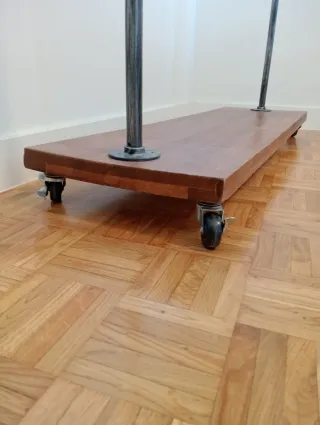 Perchero estilo industrial con ruedas