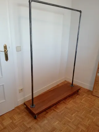 Perchero estilo industrial con ruedas