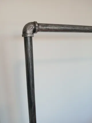 Perchero estilo industrial con ruedas