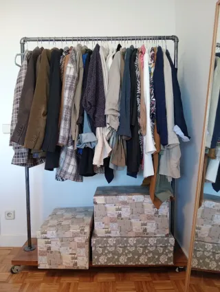 Perchero estilo industrial con ruedas