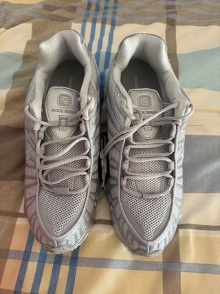 Zapatillas Nike Grises y Plateadas