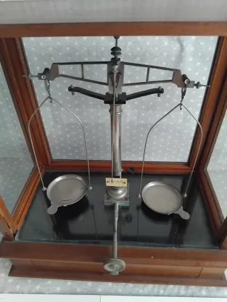 Antigua báscula de precisión farmacia