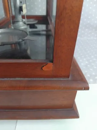 Antigua báscula de precisión farmacia