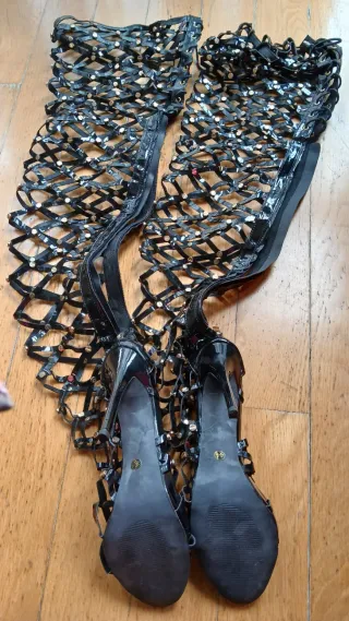 Botas altas gladiador tacón negro y dorado