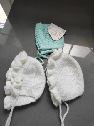 Gorritos de bebé tejidos