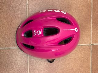 Casco rosa para patinaje infantil