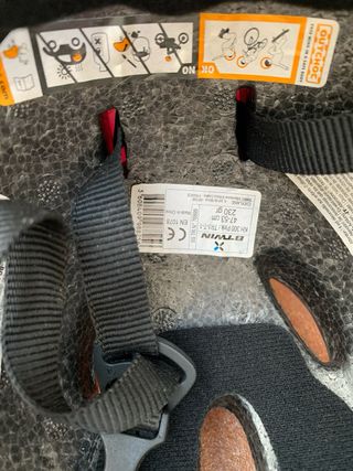 Casco rosa para patinaje infantil